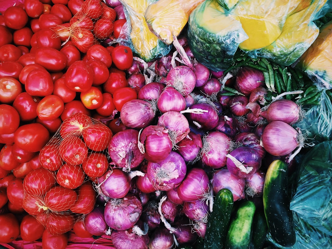 Insalata colorata con verdure di stagione miste e fresche