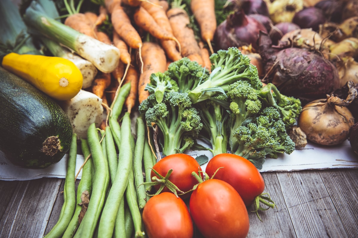 Mercato dei contadini con verdure biologiche di stagione esposte